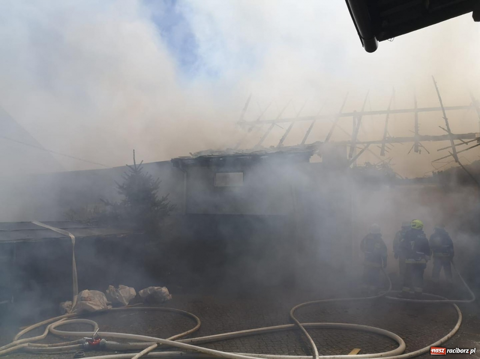 Zdjęcie w galerii na portalu naszraciborz.pl: Gęsty czarny dym był widoczny aż z Raciborza wiadomości z regionu