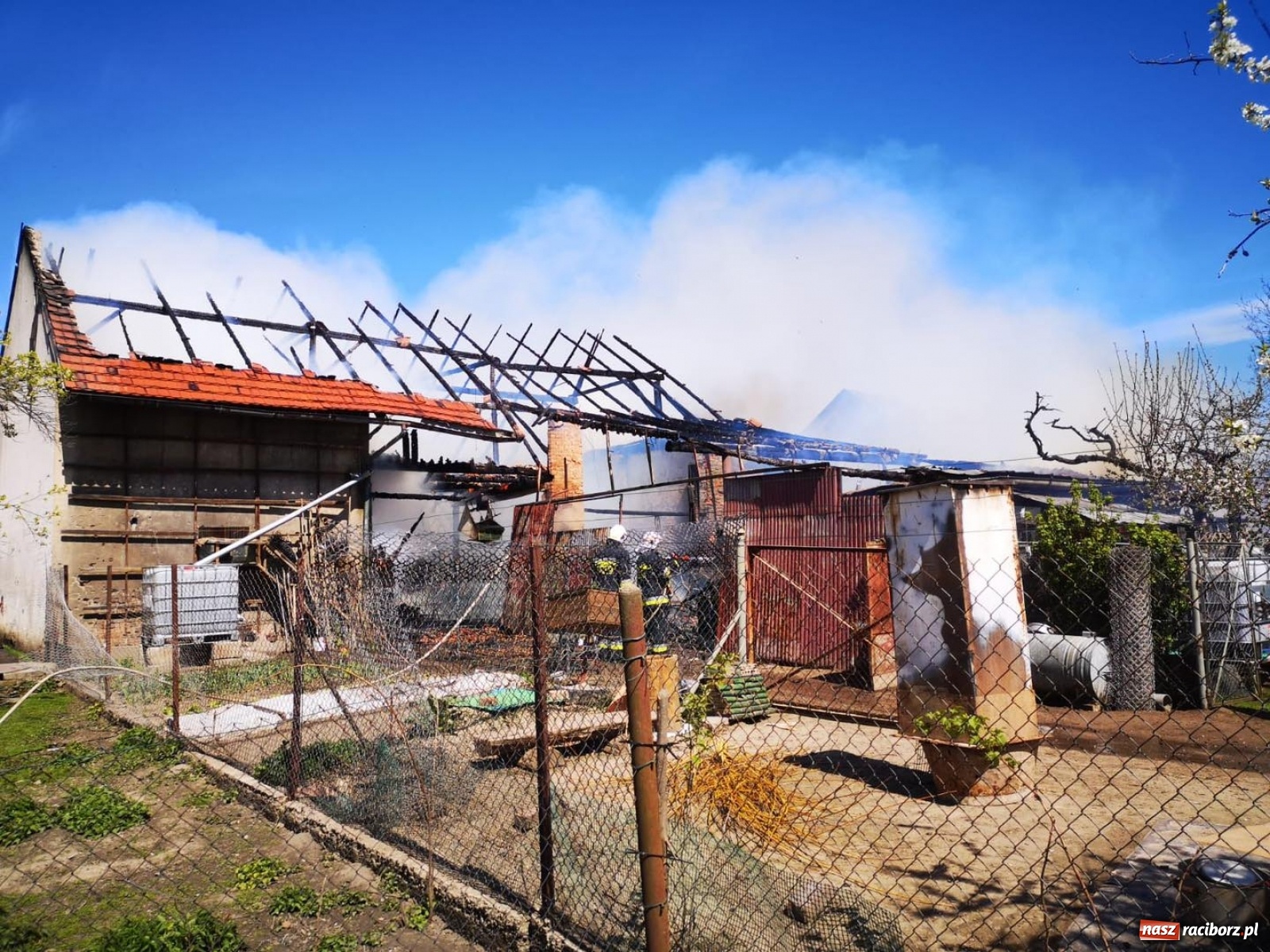 Zdjęcie w galerii na portalu naszraciborz.pl: Gęsty czarny dym był widoczny aż z Raciborza wiadomości z regionu