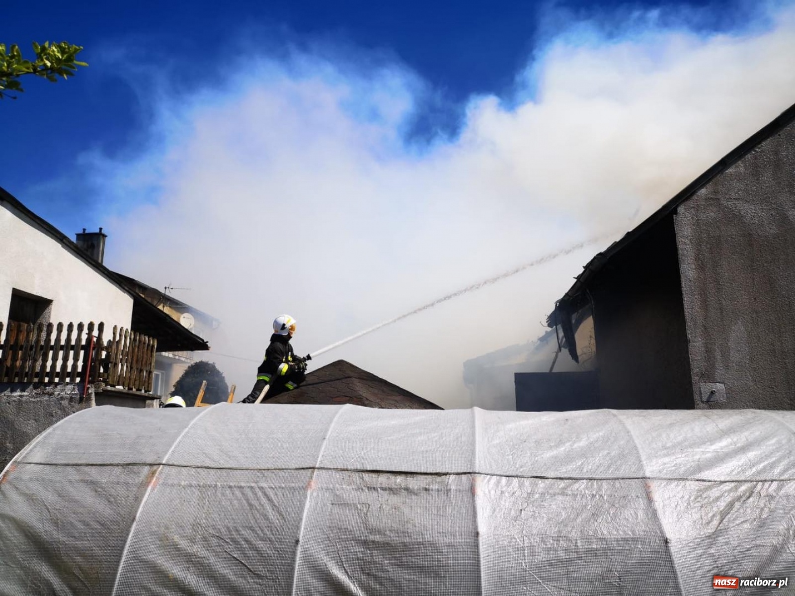 Zdjęcie w galerii na portalu naszraciborz.pl: Gęsty czarny dym był widoczny aż z Raciborza wiadomości z regionu