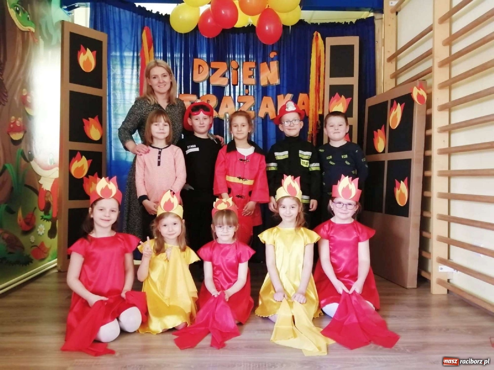 Zdjęcie w galerii na portalu naszraciborz.pl: Nagrody dla przedszkolaków, niespodzianka dla strażaków wiadomości z regionu