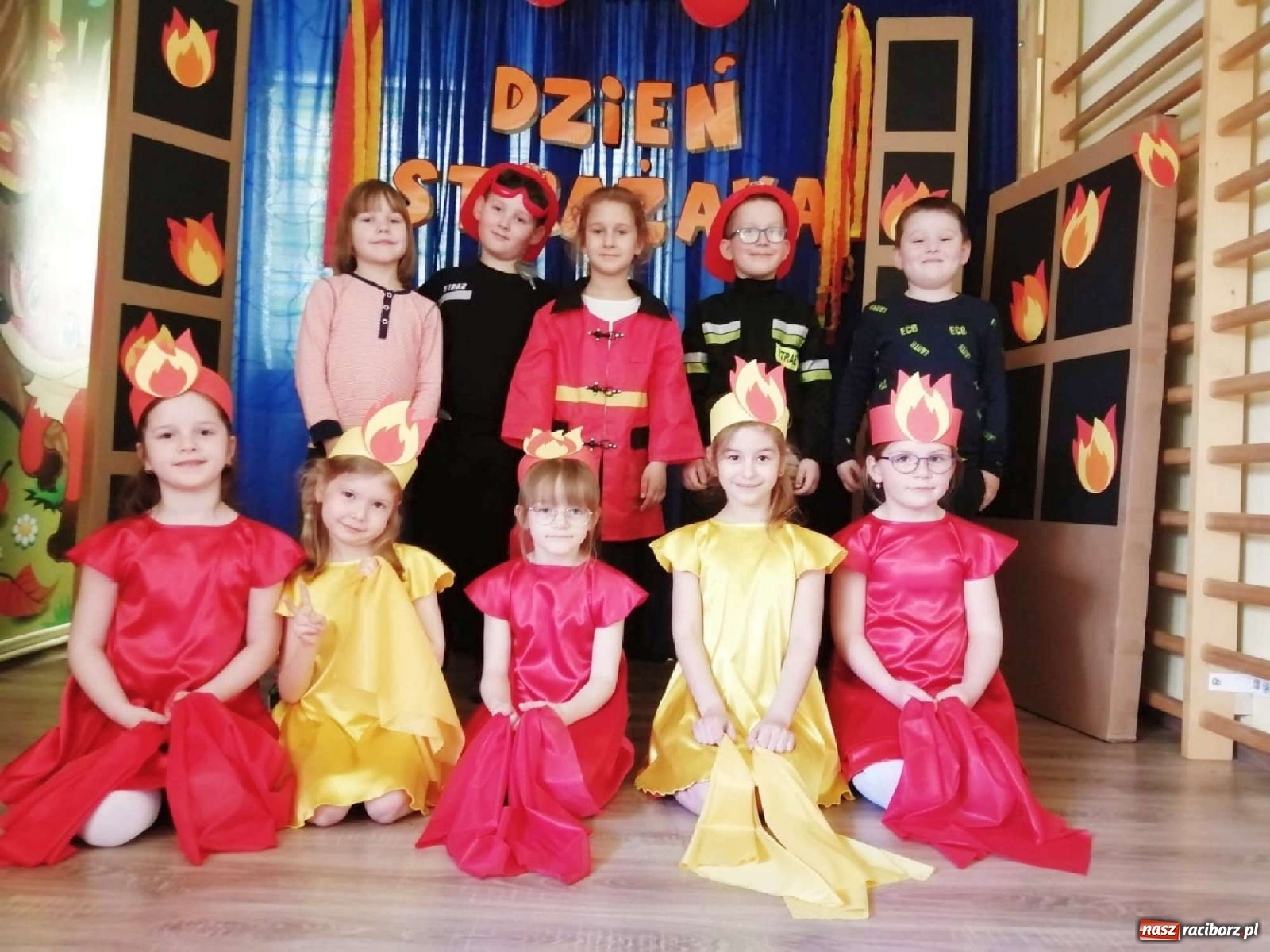 Zdjęcie w galerii na portalu naszraciborz.pl: Nagrody dla przedszkolaków, niespodzianka dla strażaków wiadomości z regionu
