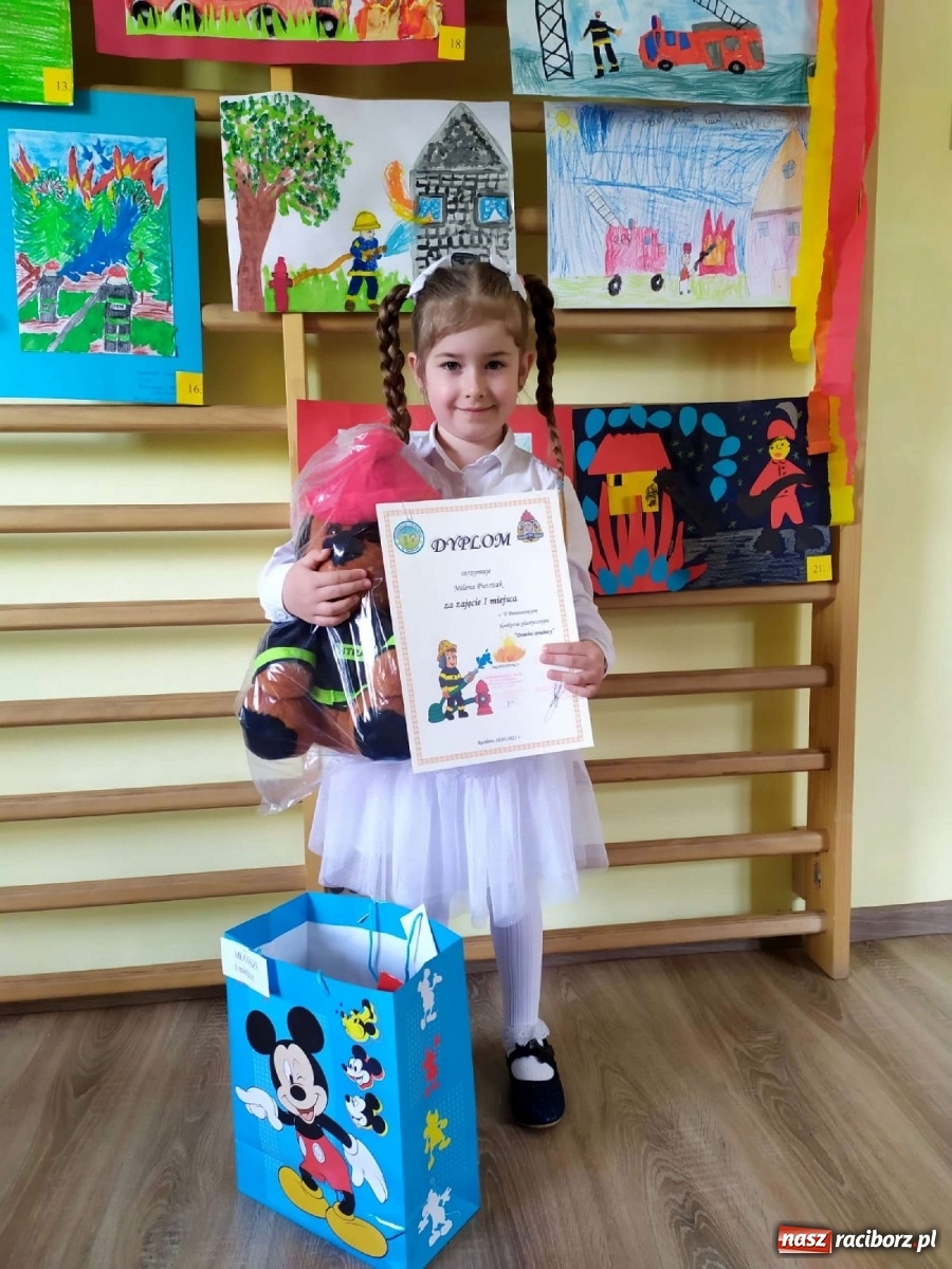 Zdjęcie w galerii na portalu naszraciborz.pl: Nagrody dla przedszkolaków, niespodzianka dla strażaków wiadomości z regionu