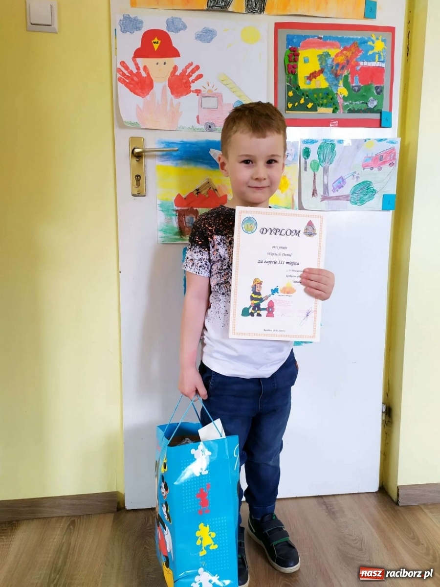 Zdjęcie w galerii na portalu naszraciborz.pl: Nagrody dla przedszkolaków, niespodzianka dla strażaków wiadomości z regionu