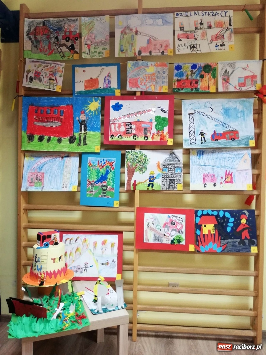 Zdjęcie w galerii na portalu naszraciborz.pl: Nagrody dla przedszkolaków, niespodzianka dla strażaków wiadomości z regionu