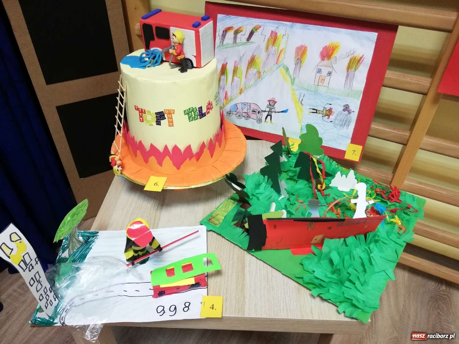 Zdjęcie w galerii na portalu naszraciborz.pl: Nagrody dla przedszkolaków, niespodzianka dla strażaków wiadomości z regionu