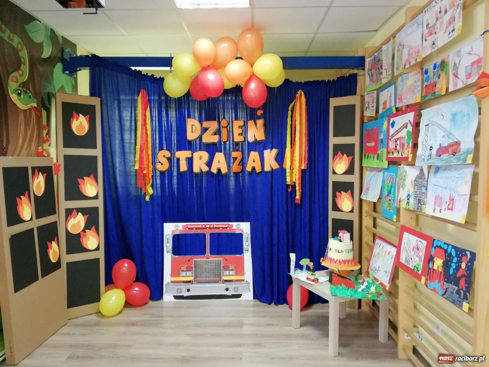 Zdjęcie w galerii na portalu naszraciborz.pl: Nagrody dla przedszkolaków, niespodzianka dla strażaków wiadomości z regionu