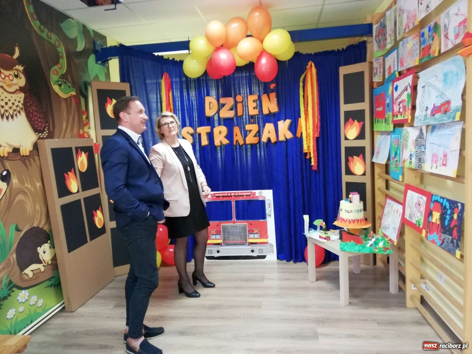 Zdjęcie w galerii na portalu naszraciborz.pl: Nagrody dla przedszkolaków, niespodzianka dla strażaków wiadomości z regionu