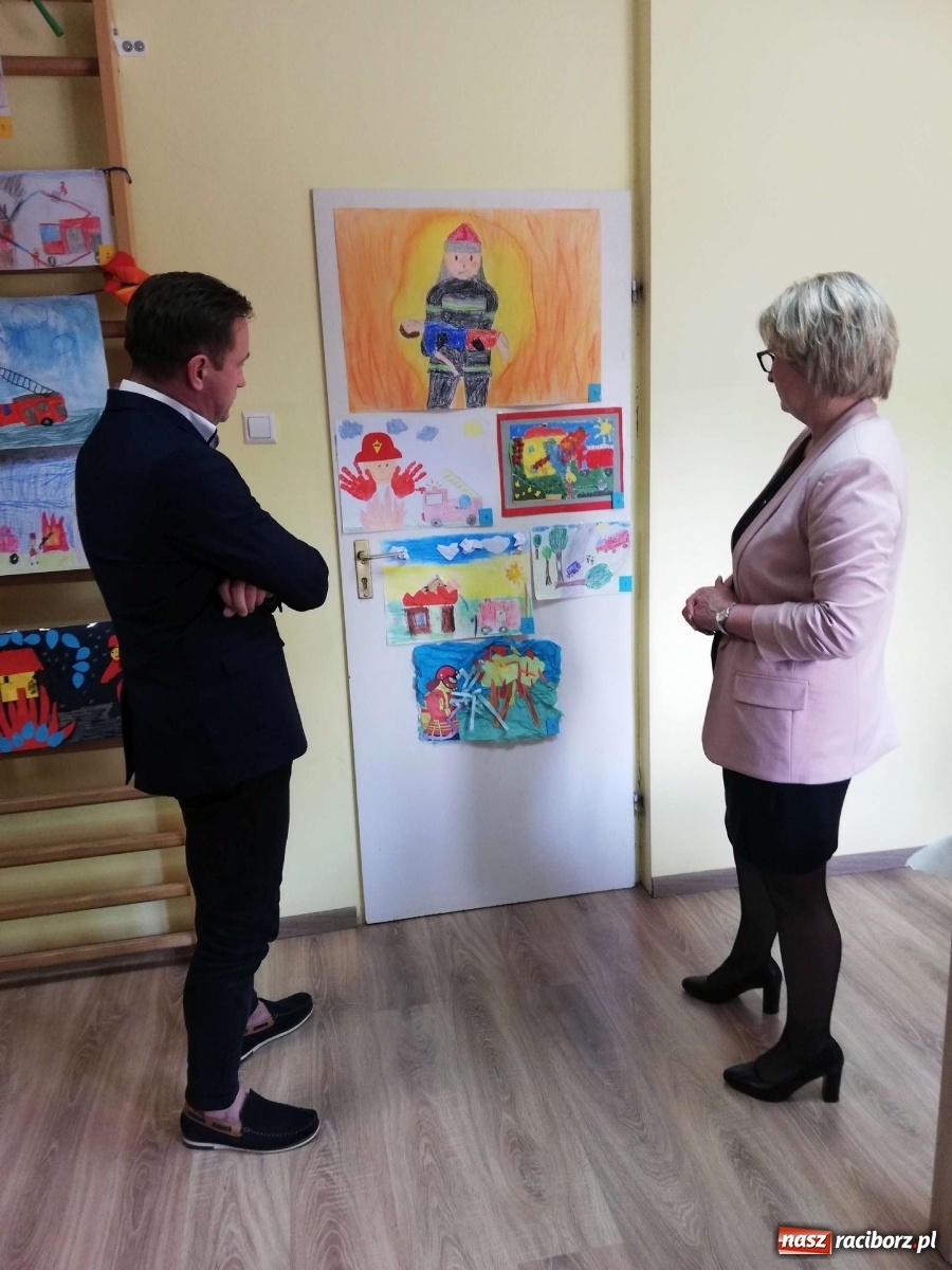 Zdjęcie w galerii na portalu naszraciborz.pl: Nagrody dla przedszkolaków, niespodzianka dla strażaków wiadomości z regionu