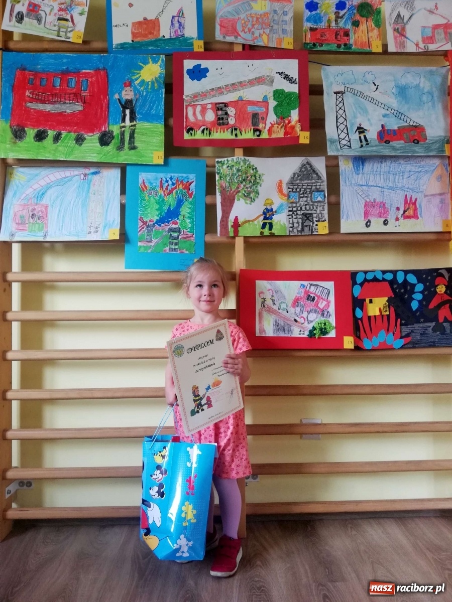Zdjęcie w galerii na portalu naszraciborz.pl: Nagrody dla przedszkolaków, niespodzianka dla strażaków wiadomości z regionu
