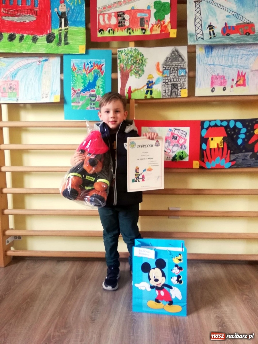 Zdjęcie w galerii na portalu naszraciborz.pl: Nagrody dla przedszkolaków, niespodzianka dla strażaków wiadomości z regionu