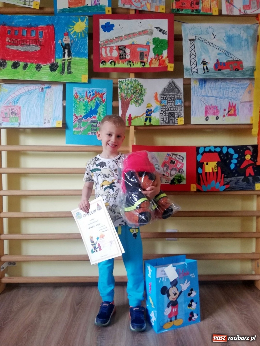 Zdjęcie w galerii na portalu naszraciborz.pl: Nagrody dla przedszkolaków, niespodzianka dla strażaków wiadomości z regionu