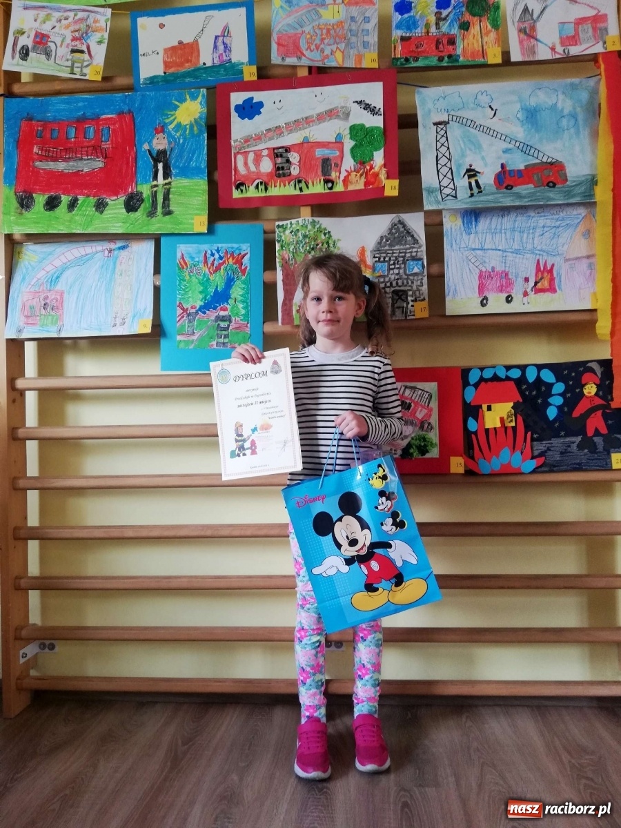 Zdjęcie w galerii na portalu naszraciborz.pl: Nagrody dla przedszkolaków, niespodzianka dla strażaków wiadomości z regionu