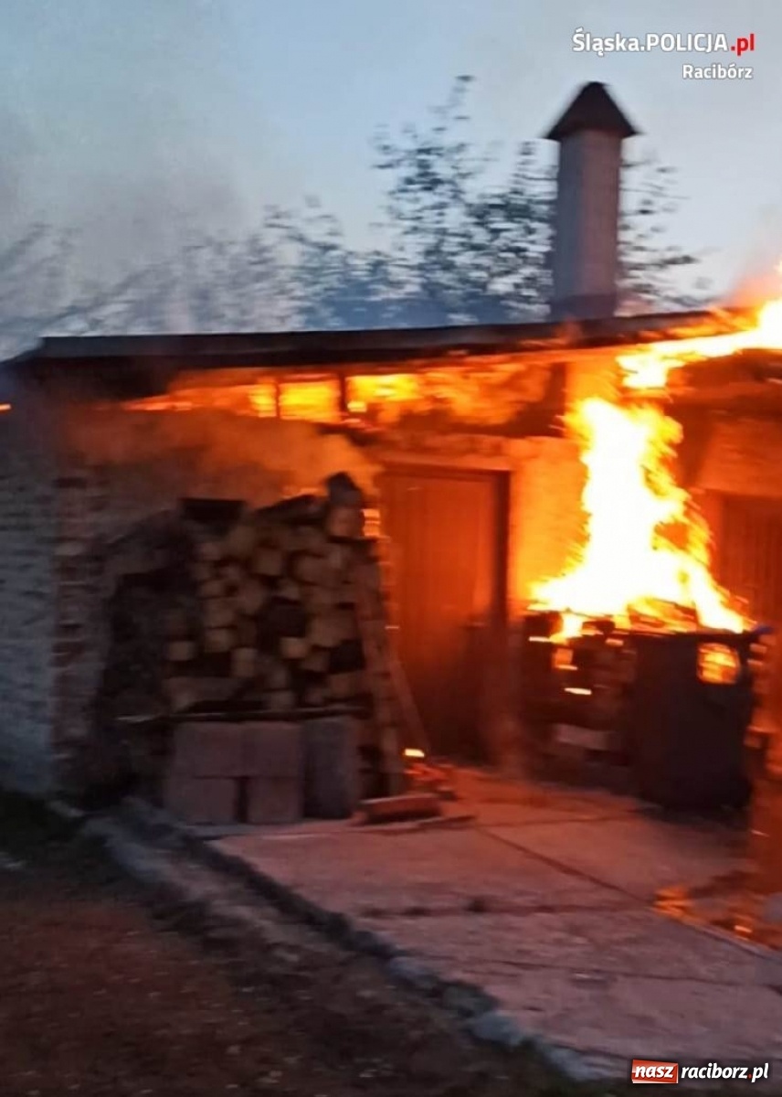 Zdjęcie w galerii na portalu naszraciborz.pl: Kuźniańscy policjanci w roli strażaków. Zapobiegli tragedii w Babicach wiadomości z regionu