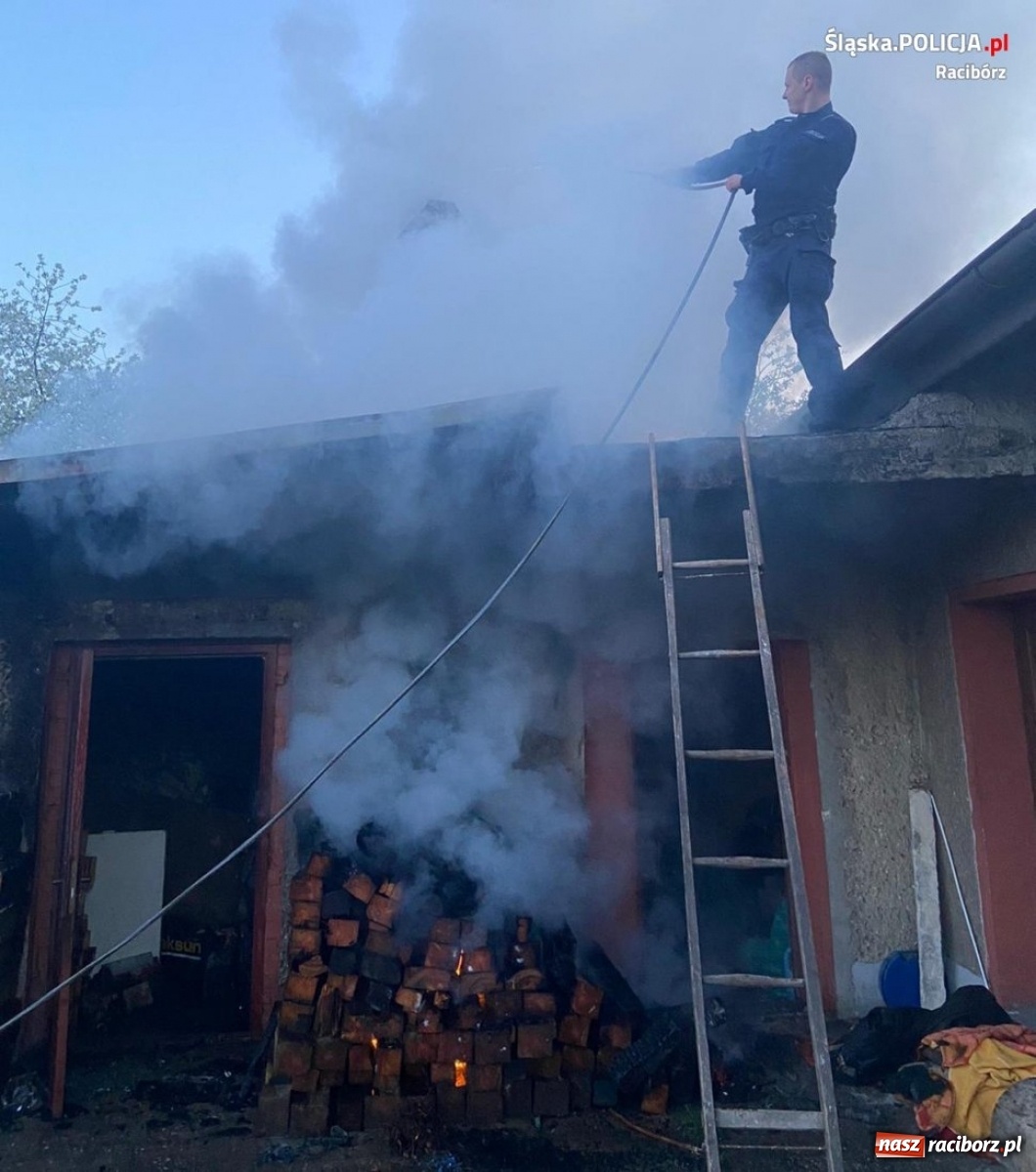 Zdjęcie w galerii na portalu naszraciborz.pl: Kuźniańscy policjanci w roli strażaków. Zapobiegli tragedii w Babicach wiadomości z regionu