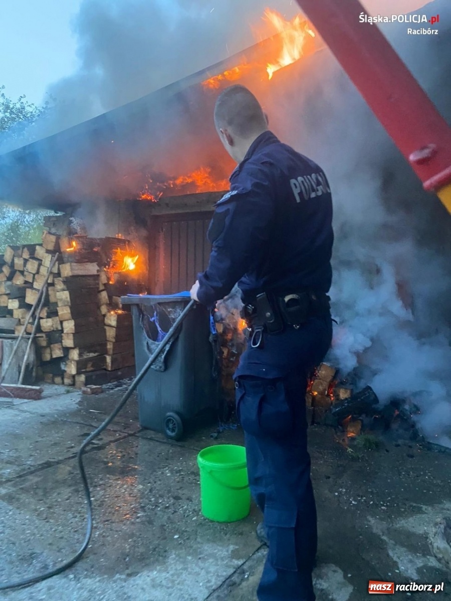 Zdjęcie w galerii na portalu naszraciborz.pl: Kuźniańscy policjanci w roli strażaków. Zapobiegli tragedii w Babicach wiadomości z regionu