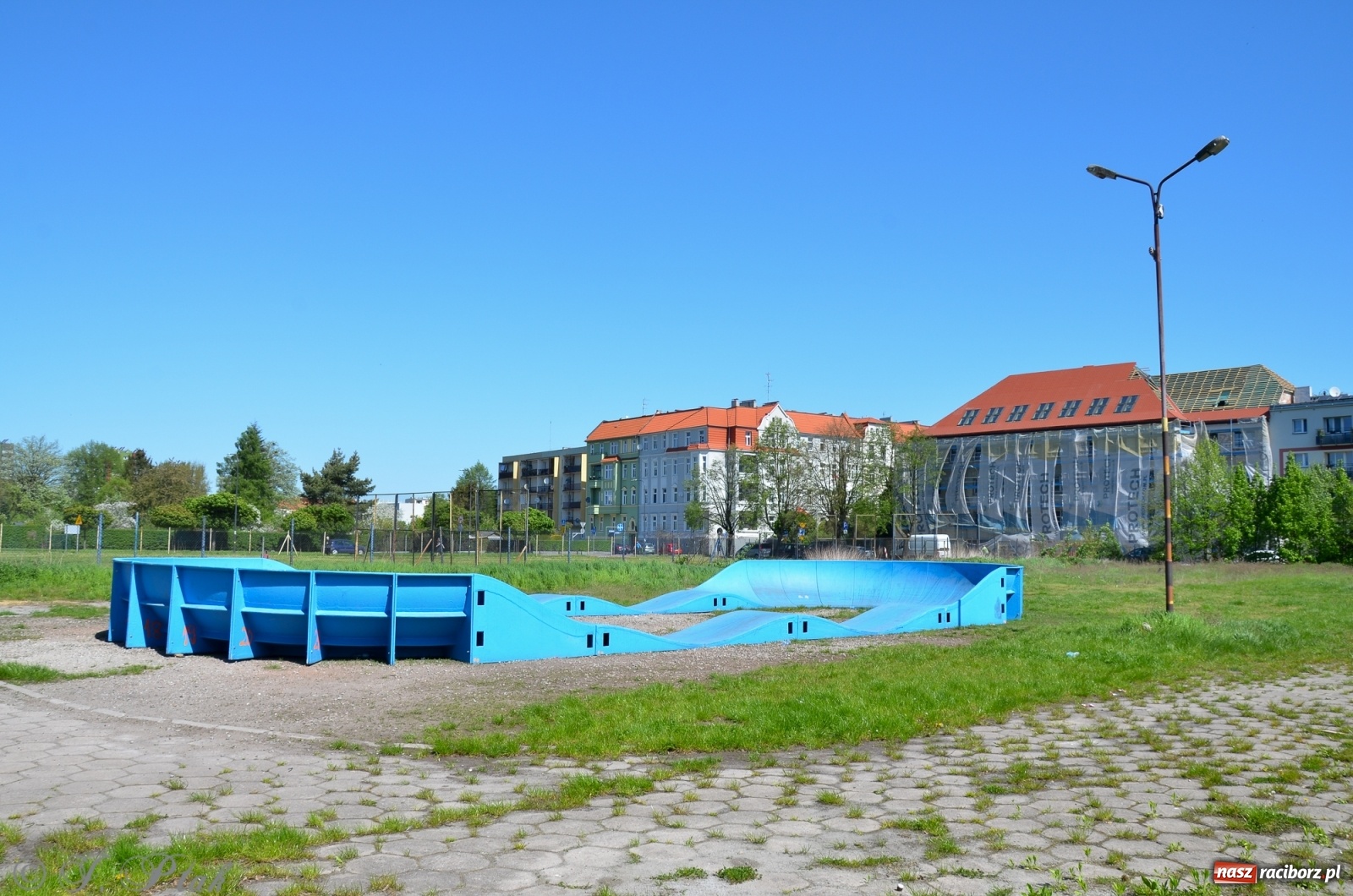 Zdjęcie w galerii na portalu naszraciborz.pl: Pumptrack z OSiR-u rozpoczął podróż po mieście wiadomości z regionu