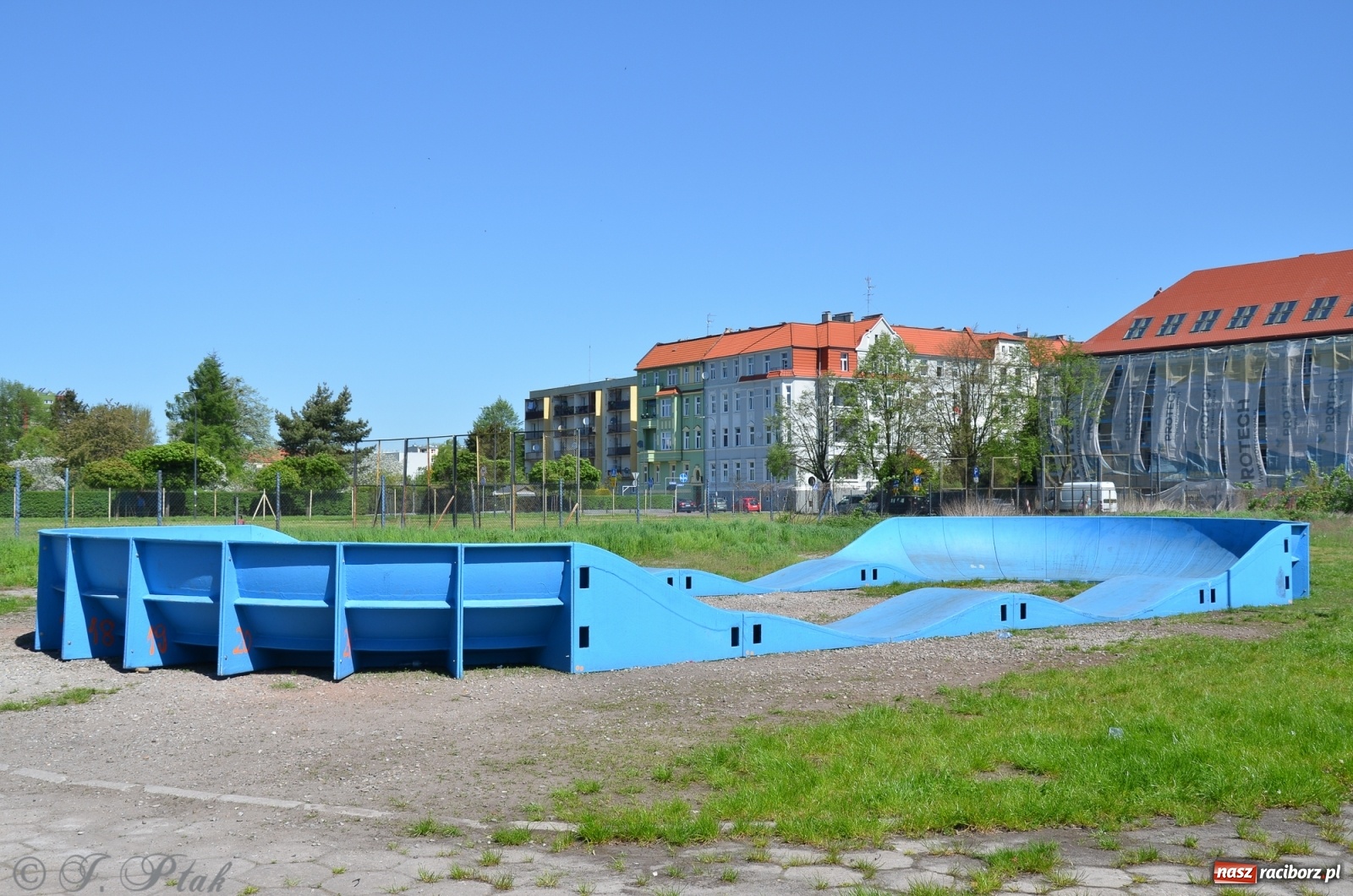 Zdjęcie w galerii na portalu naszraciborz.pl: Pumptrack z OSiR-u rozpoczął podróż po mieście wiadomości z regionu