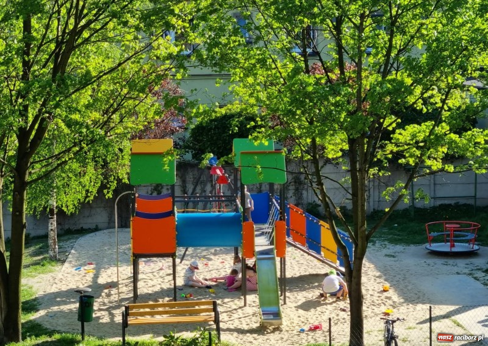 Zdjęcie w galerii na portalu naszraciborz.pl: Plac zabaw przy Staszica gotowy. To projekt budżetu obywatelskiego wiadomości z regionu