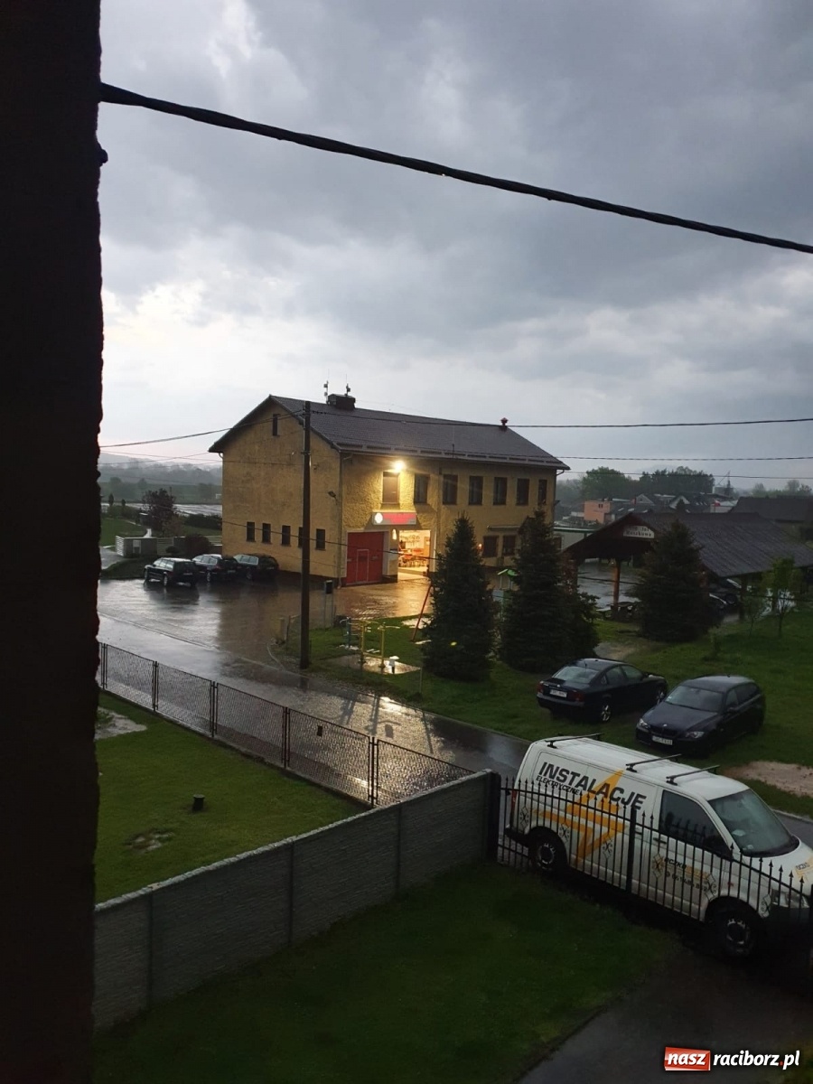 Zdjęcie w galerii na portalu naszraciborz.pl: Burza, ulewa i grad. Strażacy mają pełne ręce roboty! wiadomości z regionu