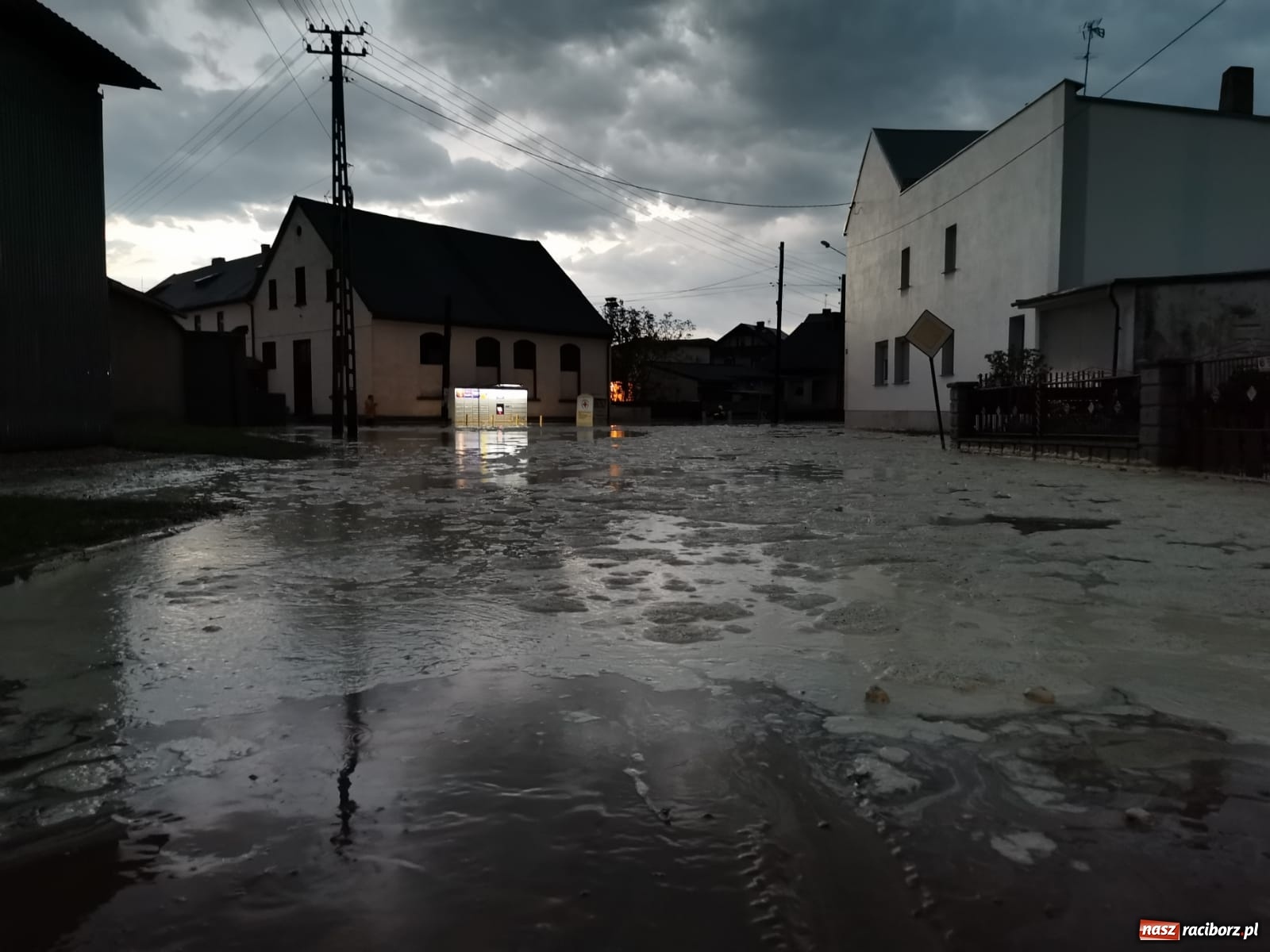Zdjęcie w galerii na portalu naszraciborz.pl: Burza, ulewa i grad. Strażacy mają pełne ręce roboty! wiadomości z regionu