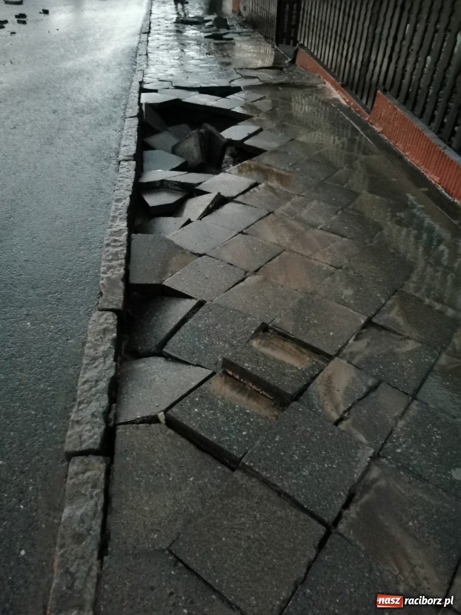 Zdjęcie w galerii na portalu naszraciborz.pl: Burza, ulewa i grad. Strażacy mają pełne ręce roboty! wiadomości z regionu