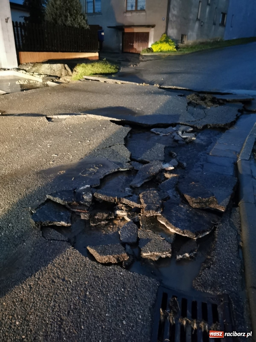 Zdjęcie w galerii na portalu naszraciborz.pl: Burza, ulewa i grad. Strażacy mają pełne ręce roboty! wiadomości z regionu