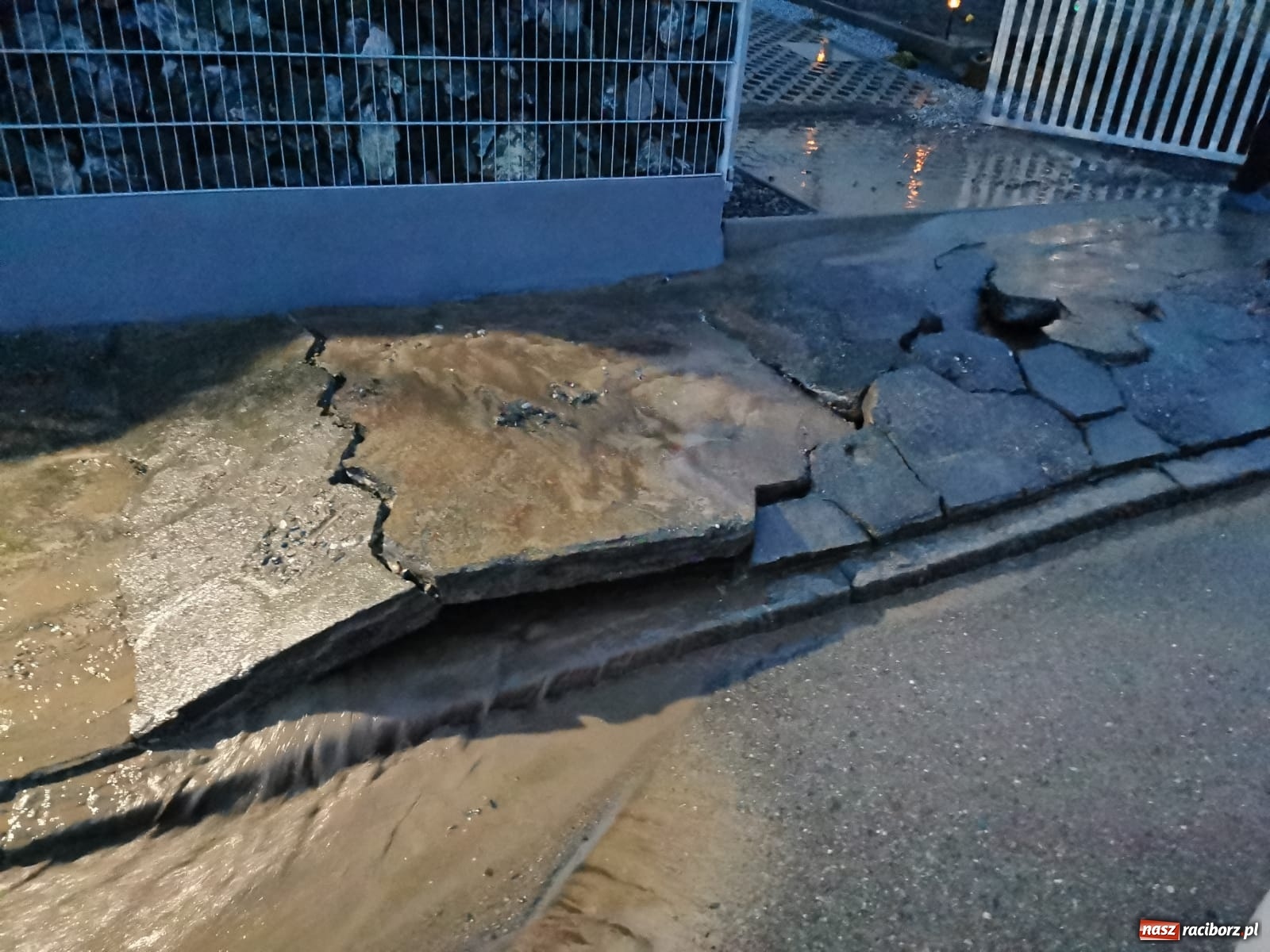 Zdjęcie w galerii na portalu naszraciborz.pl: Burza, ulewa i grad. Strażacy mają pełne ręce roboty! wiadomości z regionu