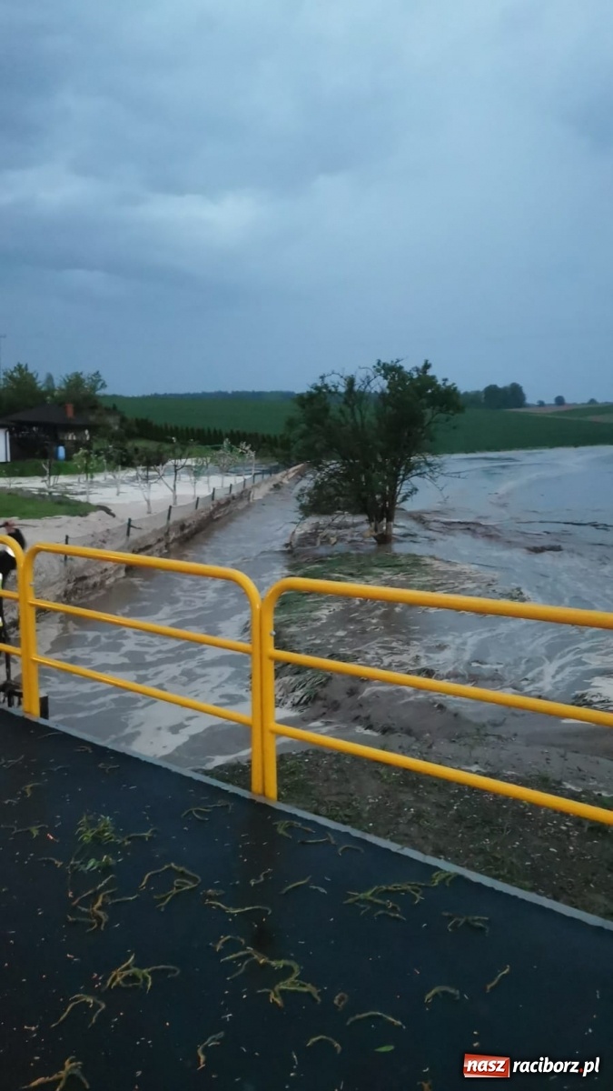 Zdjęcie w galerii na portalu naszraciborz.pl: Burza, ulewa i grad. Strażacy mają pełne ręce roboty! wiadomości z regionu