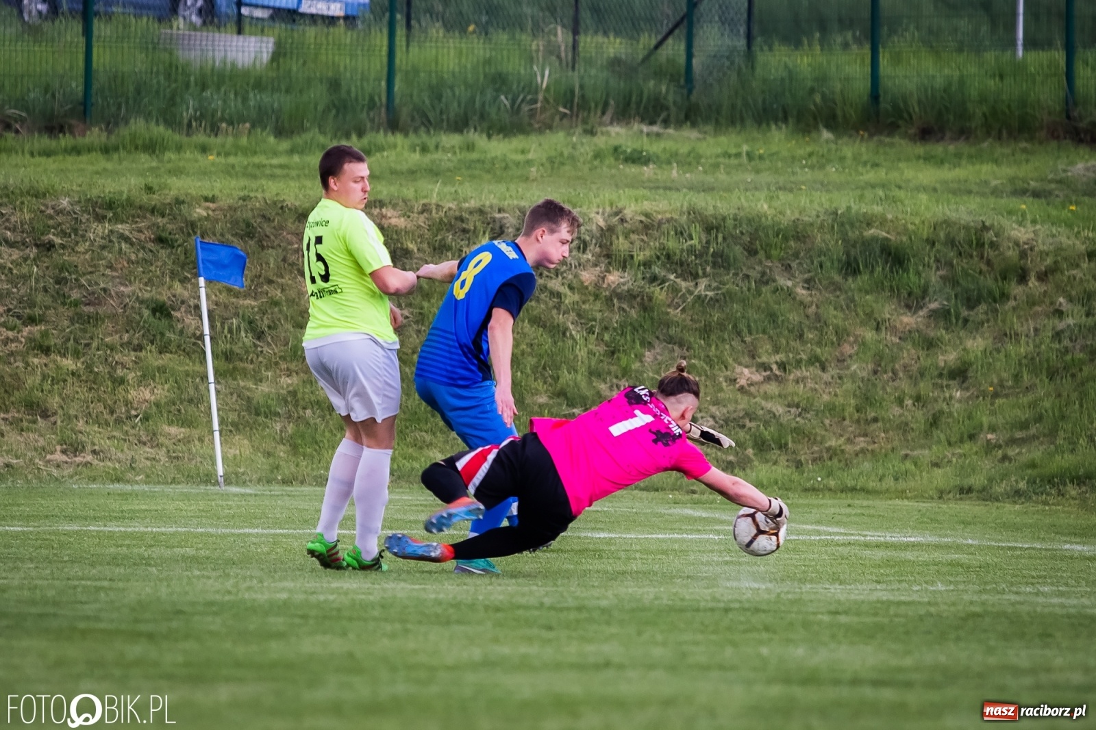 Zdjęcie w galerii na portalu naszraciborz.pl: Trzy do zera, wicelider żegna outsidera [FOTO] wiadomości z regionu