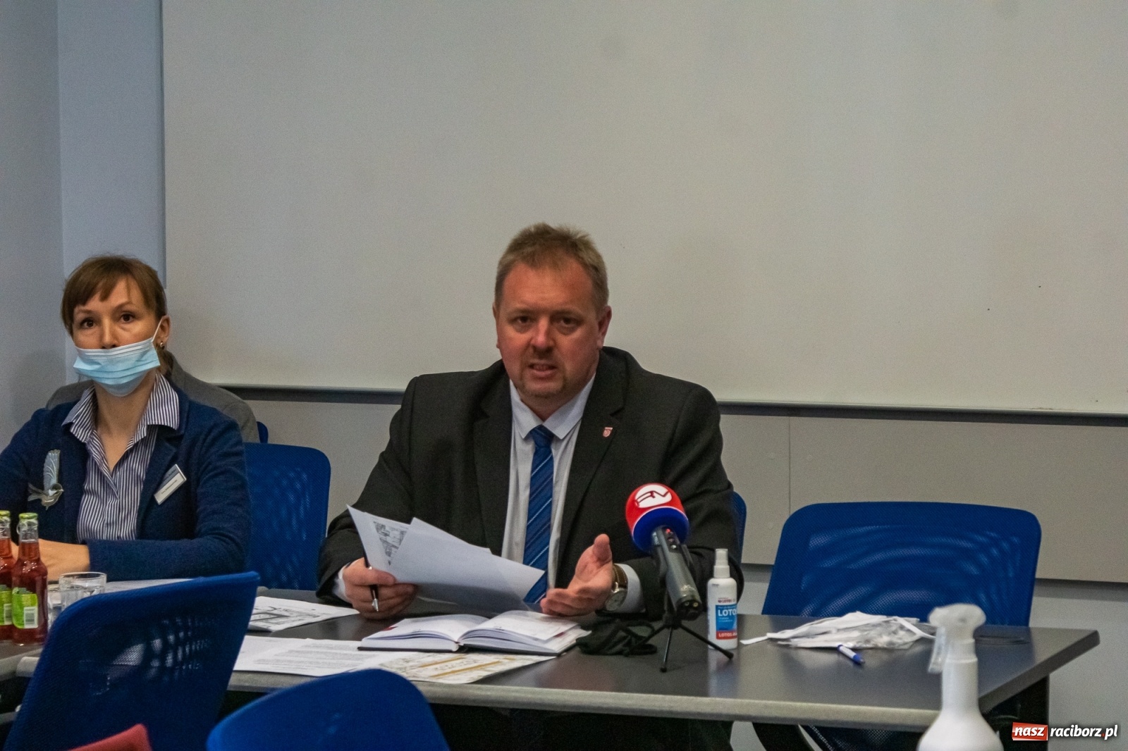 Zdjęcie w galerii na portalu naszraciborz.pl: Konserwator to nie restaurator - w ratuszu spierano się w sprawie ogródków na rynku wiadomości z regionu