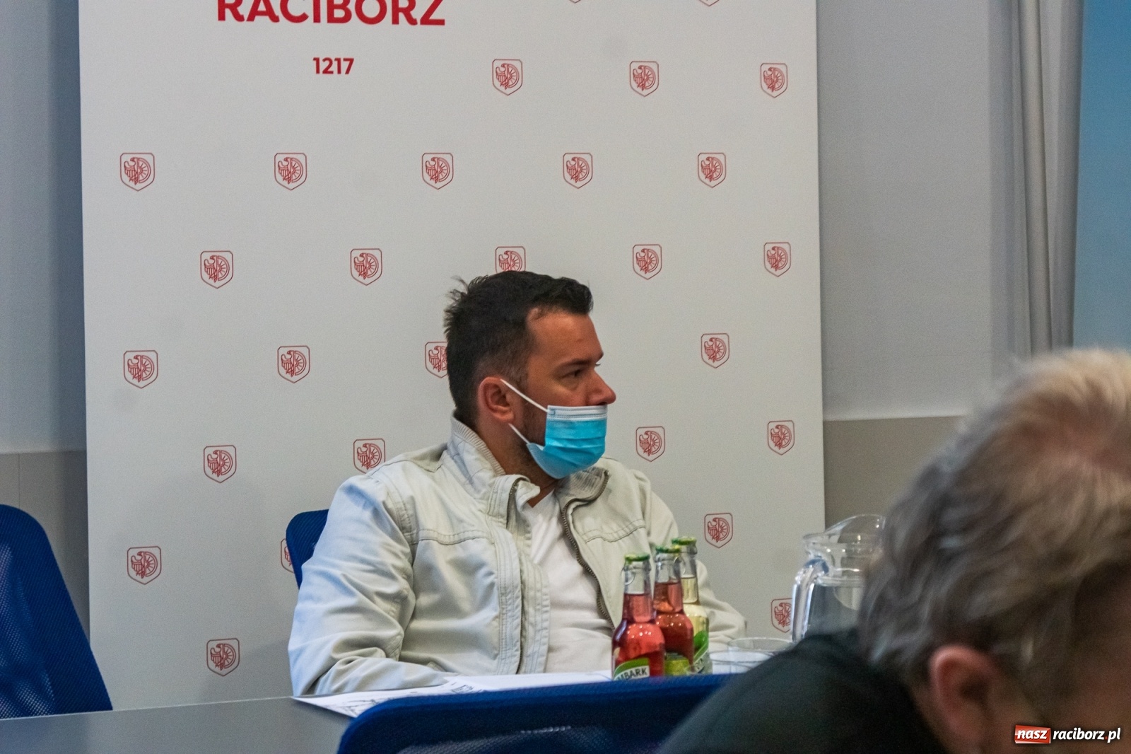 Zdjęcie w galerii na portalu naszraciborz.pl: Konserwator to nie restaurator - w ratuszu spierano się w sprawie ogródków na rynku wiadomości z regionu