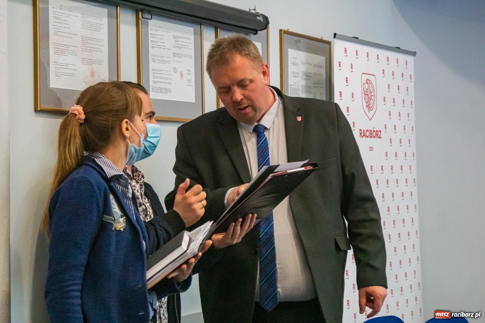 Zdjęcie w galerii na portalu naszraciborz.pl: Konserwator to nie restaurator - w ratuszu spierano się w sprawie ogródków na rynku wiadomości z regionu
