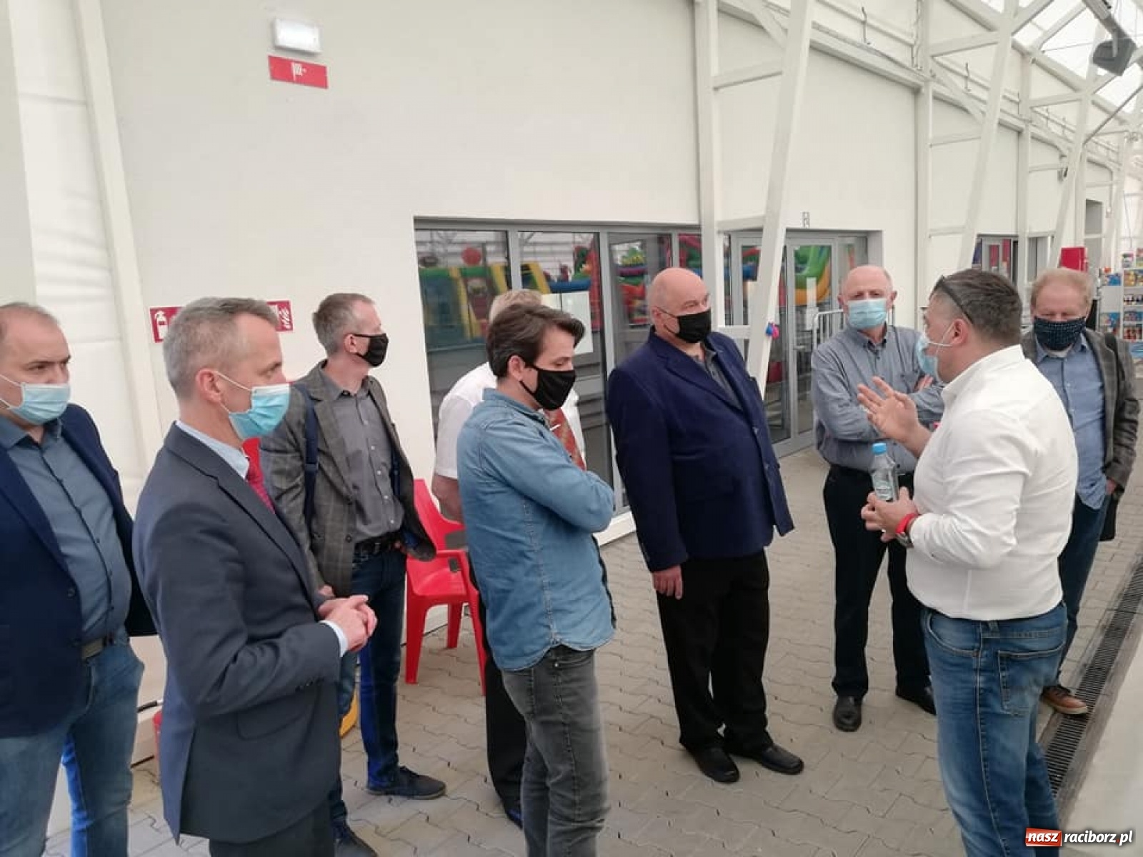 Zdjęcie w galerii na portalu naszraciborz.pl: Prezydent i radni wizytują lodowisko w Ostrowie Wielkopolskim wiadomości z regionu