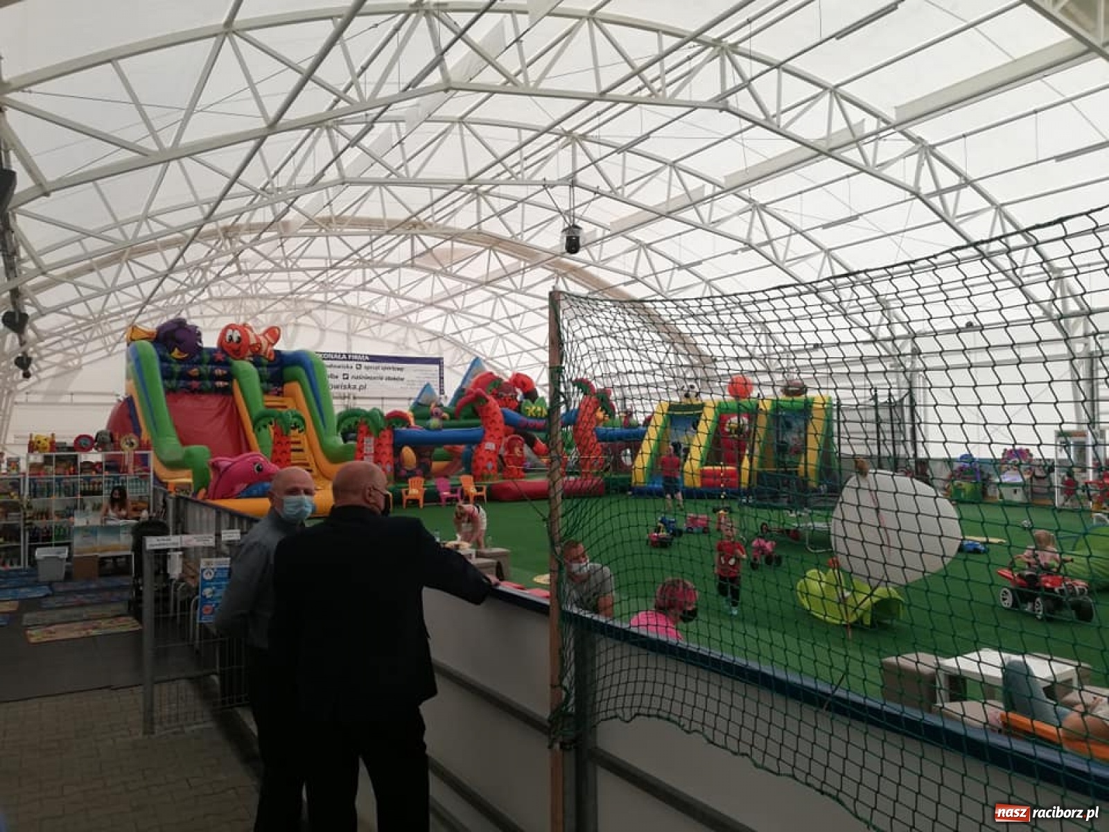 Zdjęcie w galerii na portalu naszraciborz.pl: Prezydent i radni wizytują lodowisko w Ostrowie Wielkopolskim wiadomości z regionu