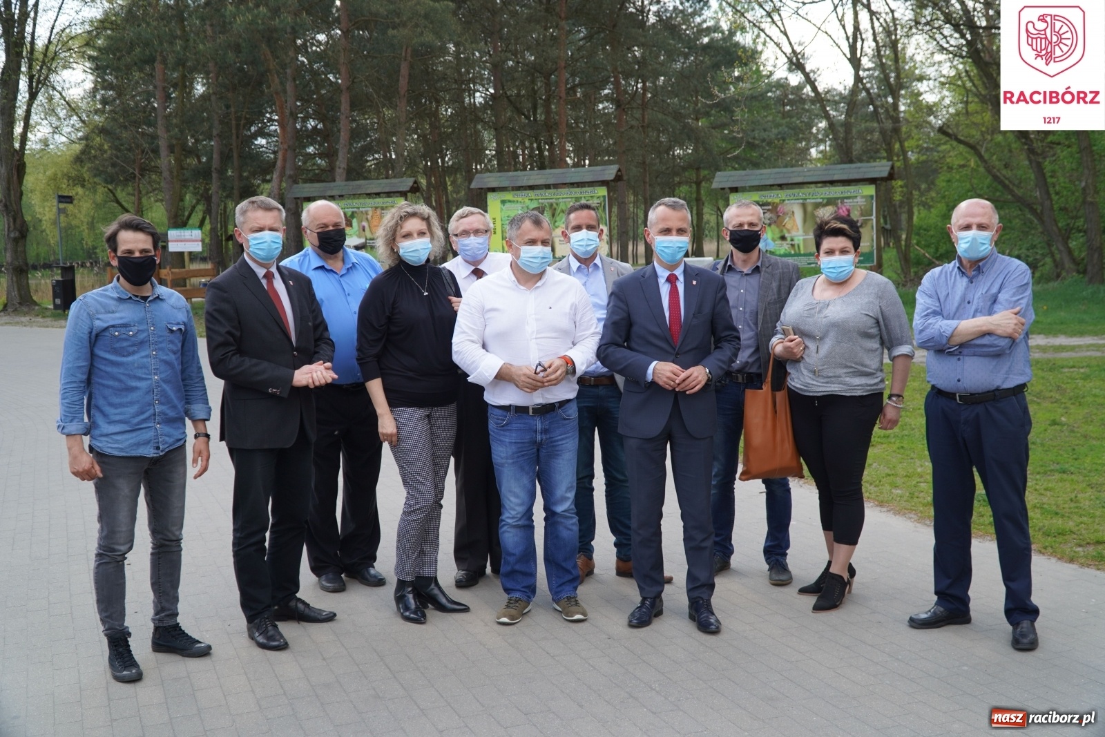 Zdjęcie w galerii na portalu naszraciborz.pl: Prezydent i radni wizytują lodowisko w Ostrowie Wielkopolskim wiadomości z regionu