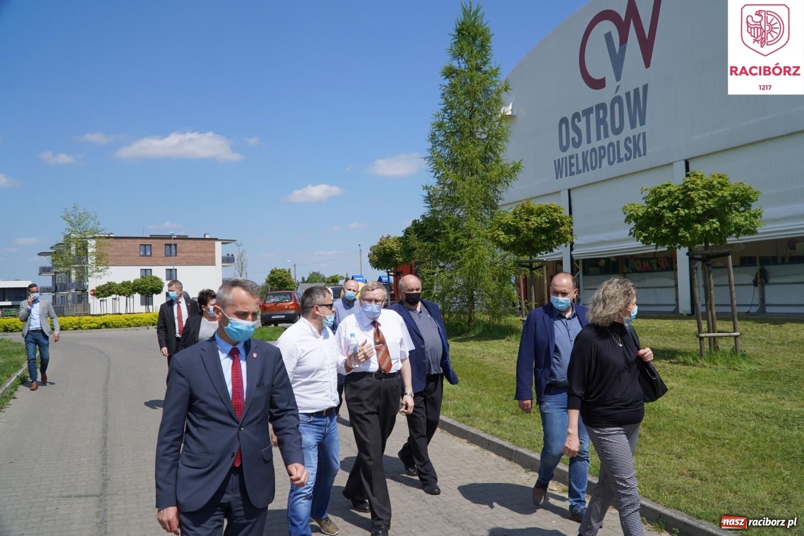 Zdjęcie w galerii na portalu naszraciborz.pl: Prezydent i radni wizytują lodowisko w Ostrowie Wielkopolskim wiadomości z regionu