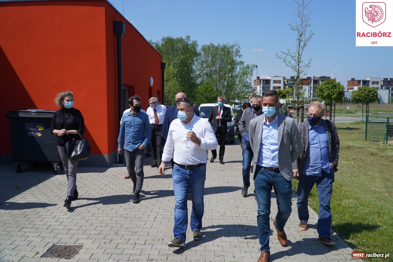 Zdjęcie w galerii na portalu naszraciborz.pl: Prezydent i radni wizytują lodowisko w Ostrowie Wielkopolskim wiadomości z regionu