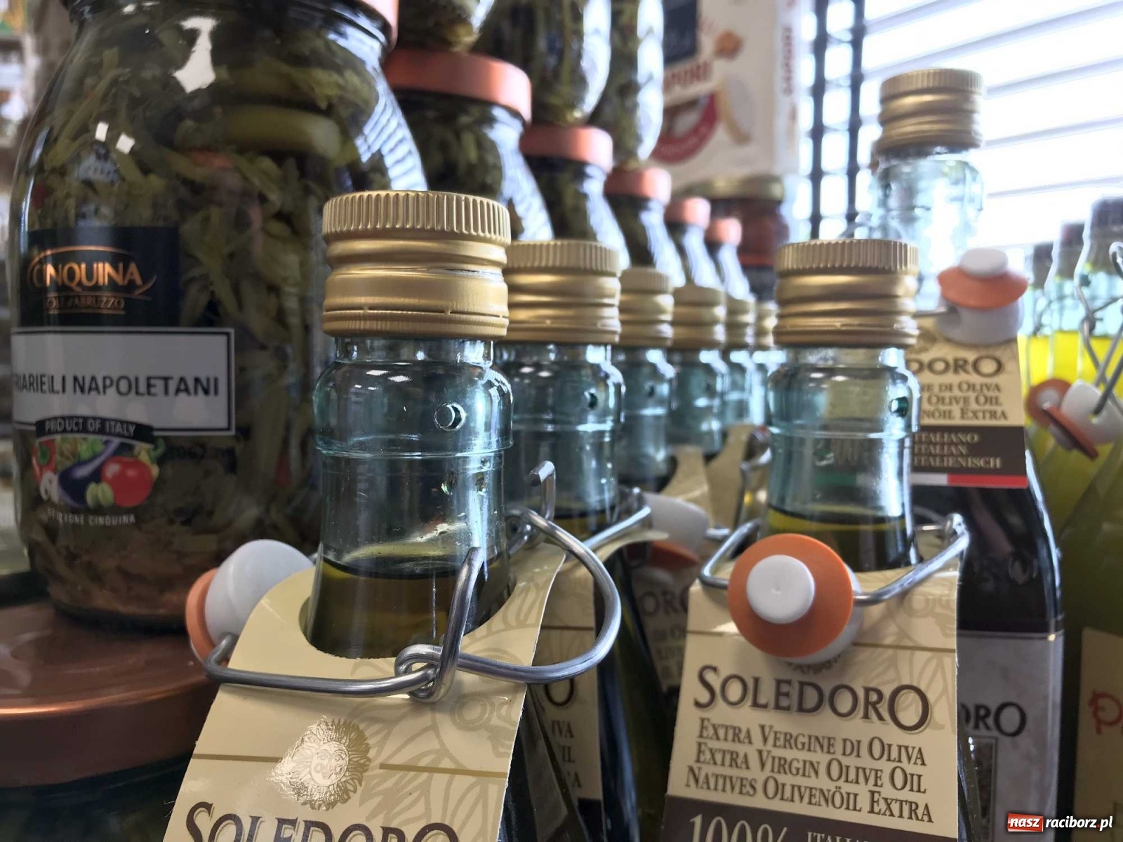 Zdjęcie w galerii na portalu naszraciborz.pl: Kawa, oliwa, filety, makarony i napoje... Nowe włoskie smakołyki na półkach delikatesów Antonio Cadau wiadomości z regionu