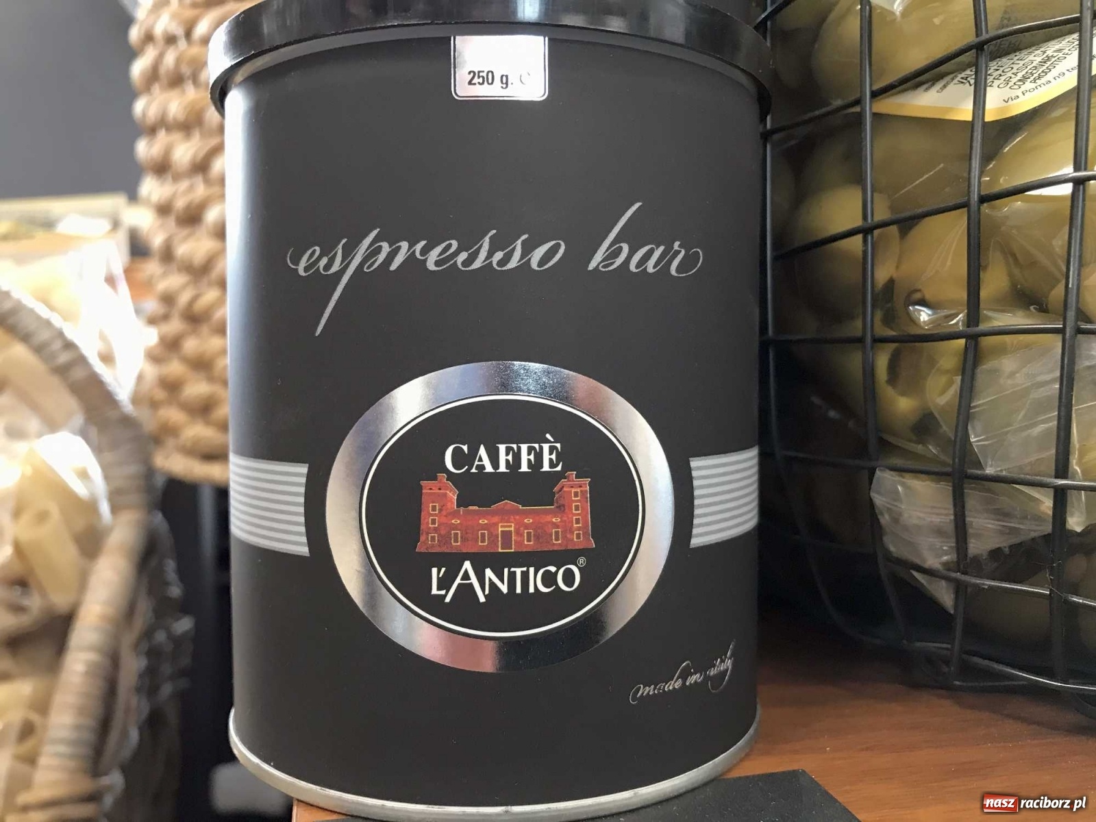 Zdjęcie w galerii na portalu naszraciborz.pl: Kawa, oliwa, filety, makarony i napoje... Nowe włoskie smakołyki na półkach delikatesów Antonio Cadau wiadomości z regionu