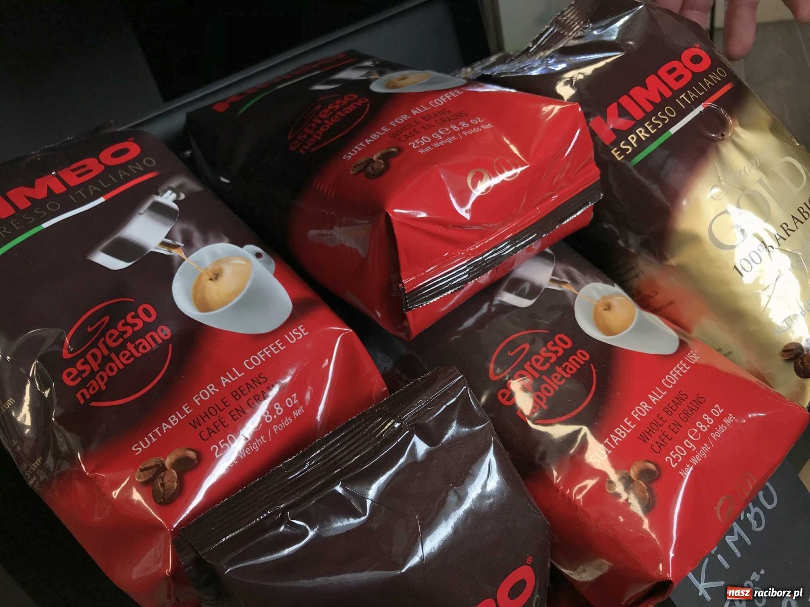 Zdjęcie w galerii na portalu naszraciborz.pl: Kawa, oliwa, filety, makarony i napoje... Nowe włoskie smakołyki na półkach delikatesów Antonio Cadau wiadomości z regionu