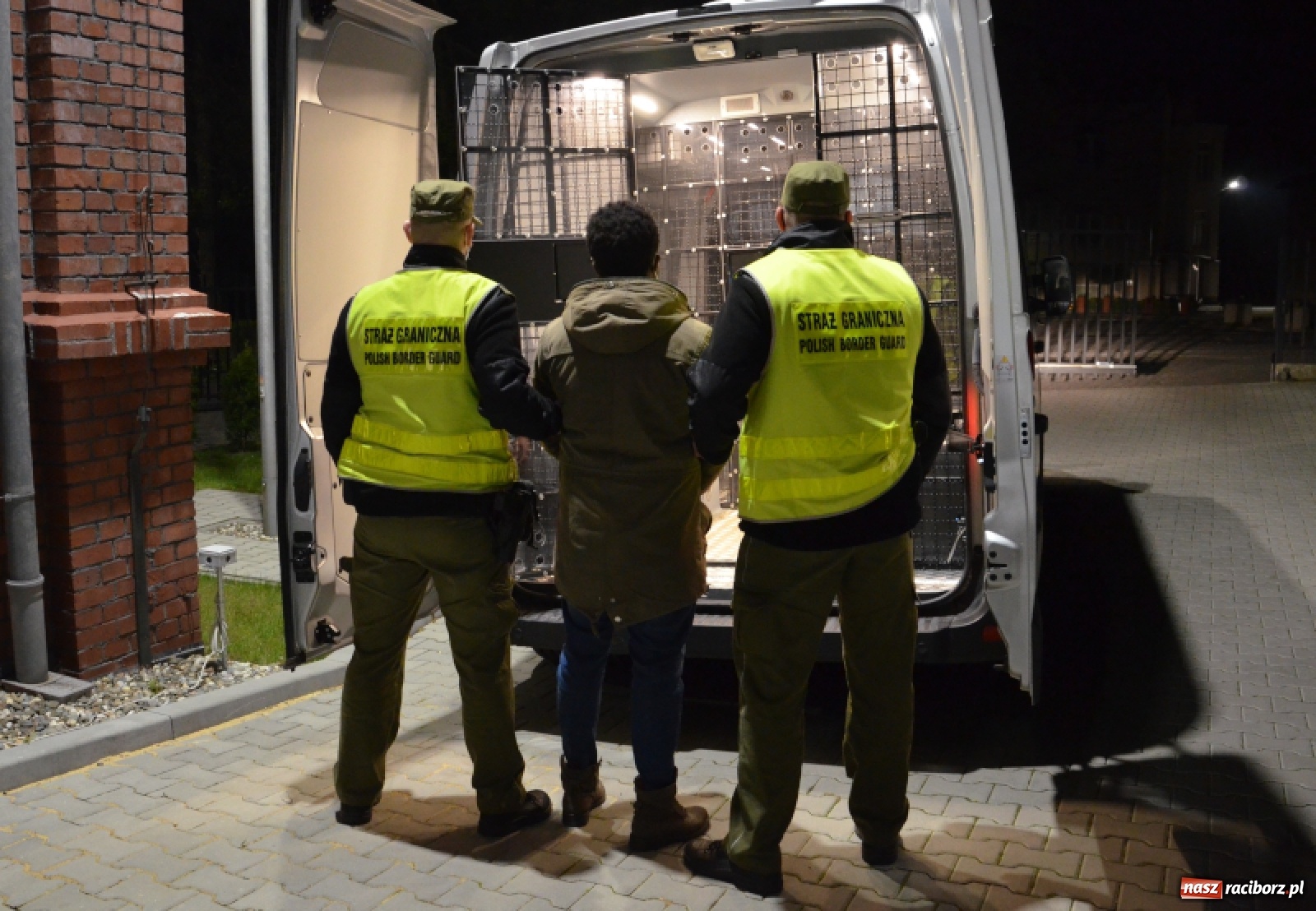 Zdjęcie w galerii na portalu naszraciborz.pl: Nigeryjczyk zastąpił swojego rodaka na egzaminie państwowym z polskiego wiadomości z regionu