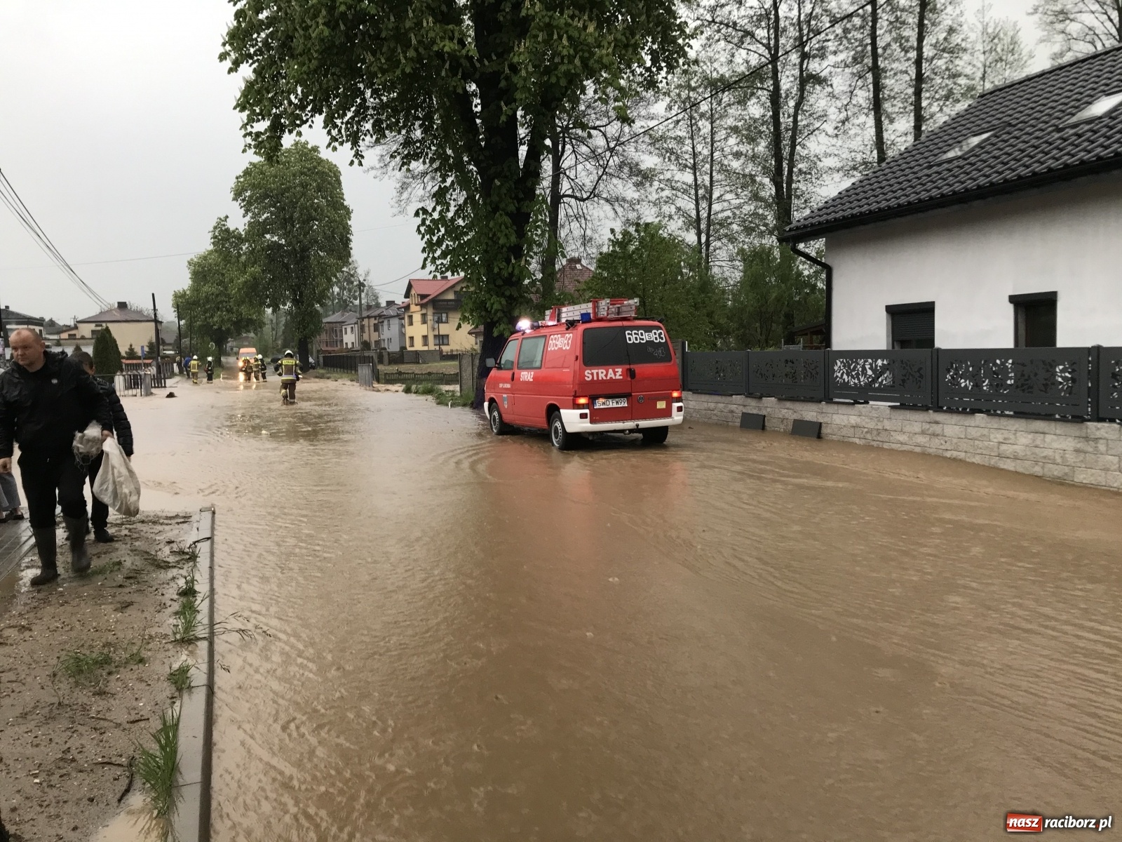 Zdjęcie w galerii na portalu naszraciborz.pl: Ponad 120 interwencji strażaków z powiatu raciborskiego. 81-latka uratowana z zalanej piwnicy wiadomości z regionu