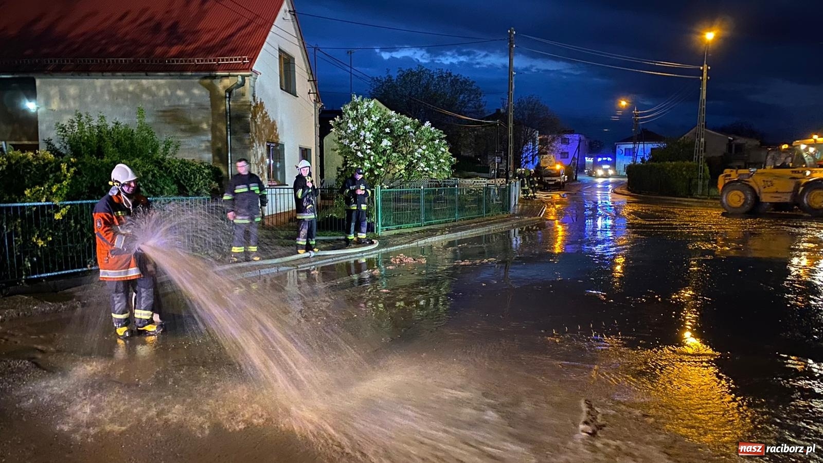 Zdjęcie w galerii na portalu naszraciborz.pl: Tworków-Nowa Wioska-Lubomia-Borucin. Nikt tu takiej wody nie widział! wiadomości z regionu