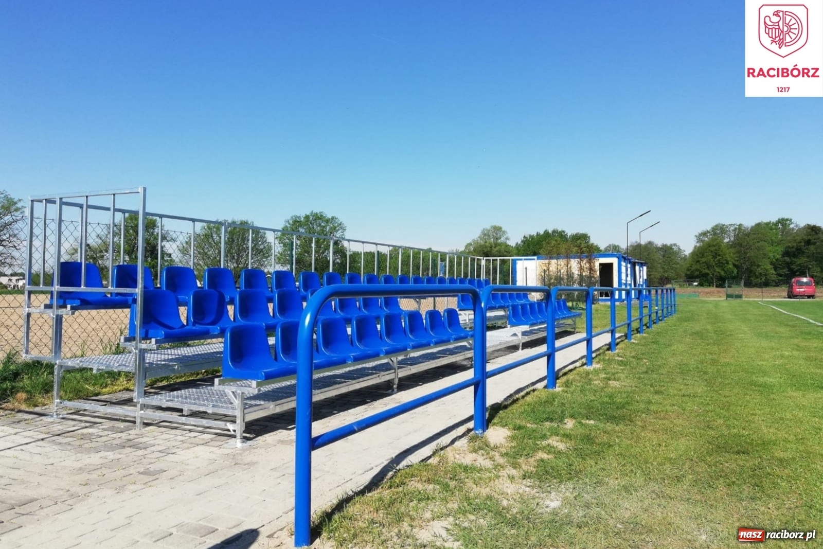 Zdjęcie w galerii na portalu naszraciborz.pl: Boisko w Markowicach doczekało się małych trybun wiadomości z regionu