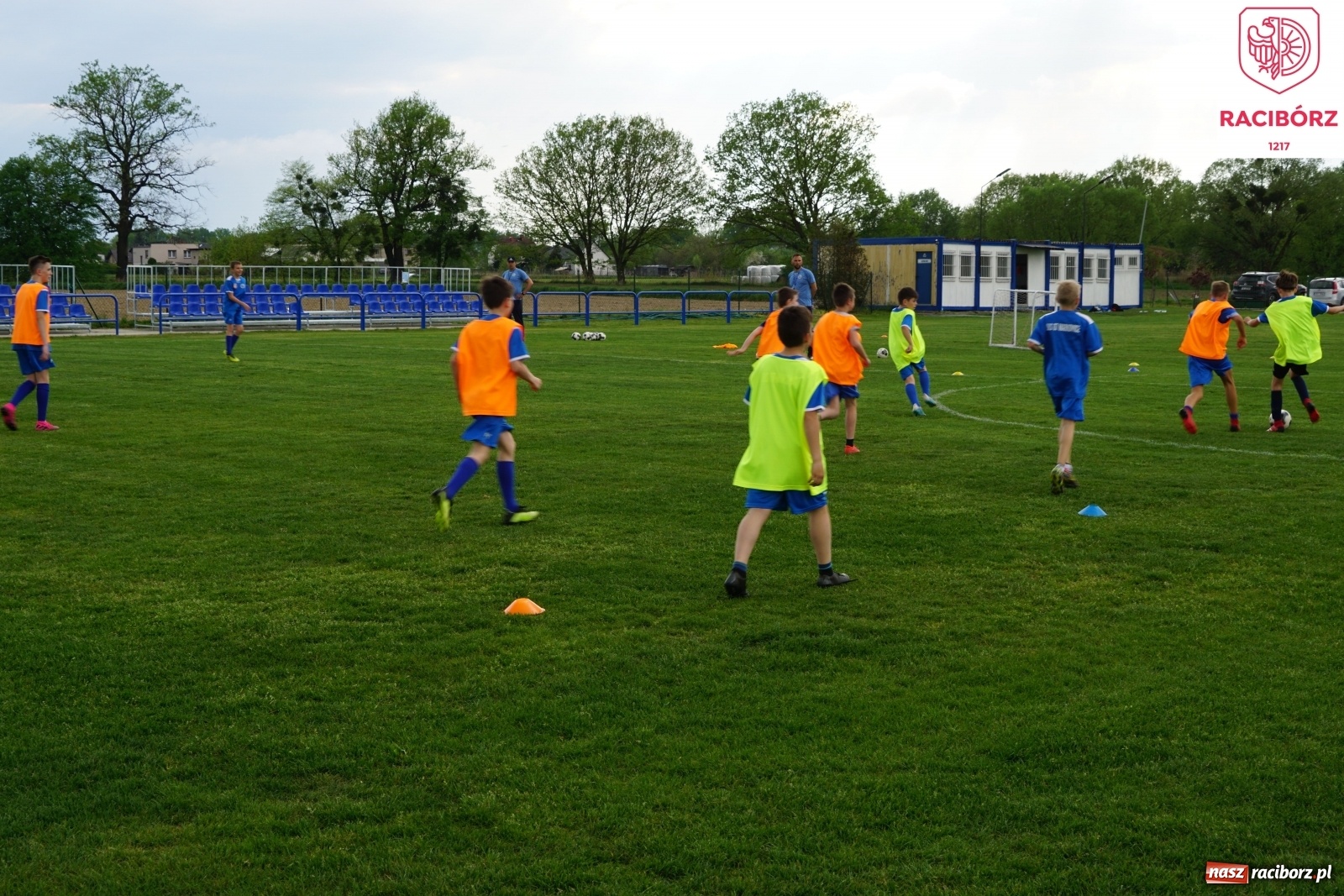 Zdjęcie w galerii na portalu naszraciborz.pl: Boisko w Markowicach doczekało się małych trybun wiadomości z regionu