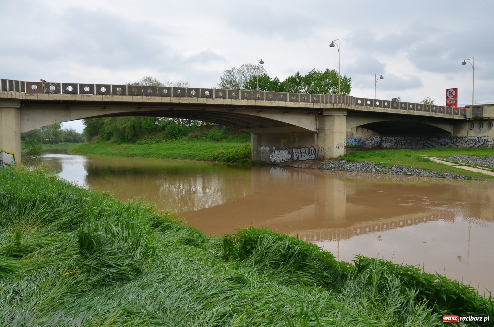 Zdjęcie w galerii na portalu naszraciborz.pl: Odra zamknięta dla żeglugi. Zdjęcia rzeki po nawałnicach wiadomości z regionu