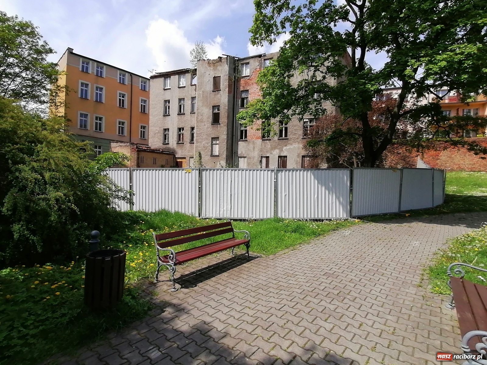 Zdjęcie w galerii na portalu naszraciborz.pl: Wyburzają starą kamienicę przy Drzymały. Zobaczcie, co powstanie w jej miejscu [FOTO i WIDEO] wiadomości z regionu