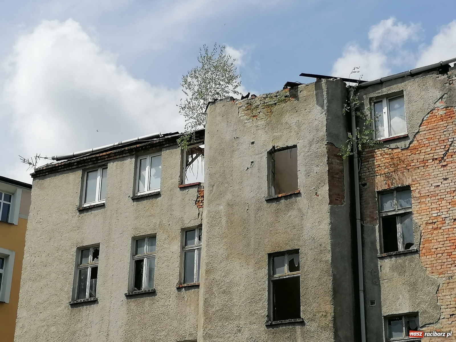Zdjęcie w galerii na portalu naszraciborz.pl: Wyburzają starą kamienicę przy Drzymały. Zobaczcie, co powstanie w jej miejscu [FOTO i WIDEO] wiadomości z regionu