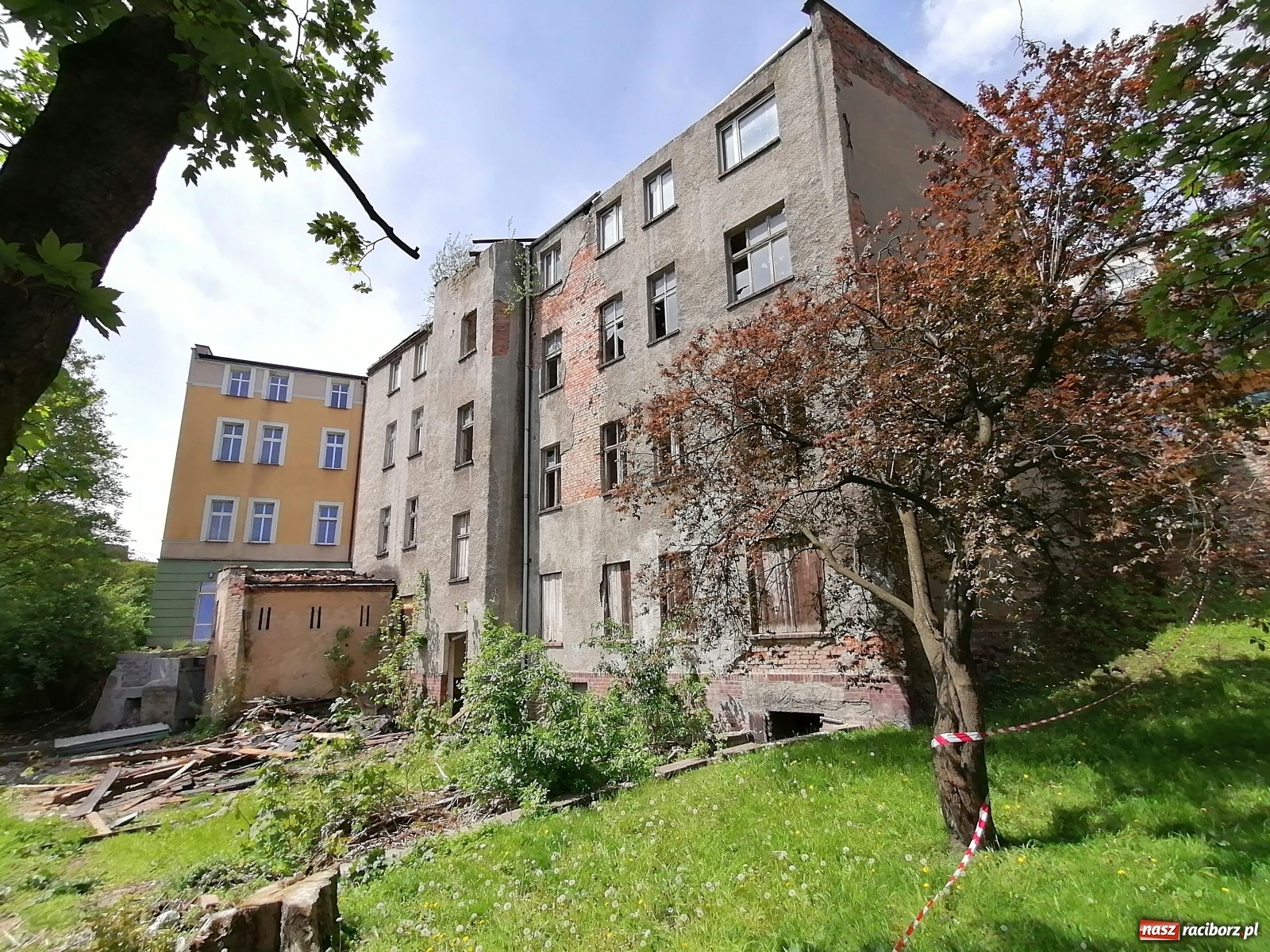 Zdjęcie w galerii na portalu naszraciborz.pl: Wyburzają starą kamienicę przy Drzymały. Zobaczcie, co powstanie w jej miejscu [FOTO i WIDEO] wiadomości z regionu