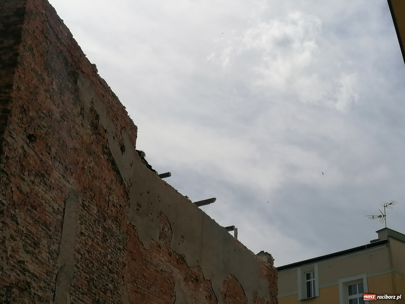 Zdjęcie w galerii na portalu naszraciborz.pl: Wyburzają starą kamienicę przy Drzymały. Zobaczcie, co powstanie w jej miejscu [FOTO i WIDEO] wiadomości z regionu